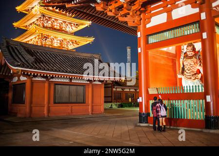 Studenten, Senso-Ji Tempel, Pagoden und Hozo-Mon Tor, Asakusa, Tokio, Japan Stockfoto