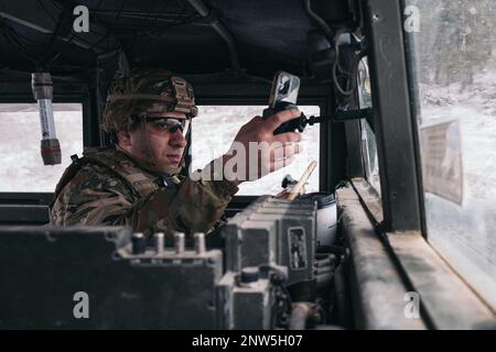 USA Armeekapitän Joseph Macchiaroli, dem Joint Multinational Readiness Center (JMRC) zugeteilt, fotografiert am 29. Januar 2023 einen Konvoi während Dragoon Ready 23 im JMRC in Hohenfels. Beobachter, Trainer und Trainer bei JMRC, wie Kapitän Macciaroli, geben Feedback an die Trommelschulungen, um sich auf den Kampf vorzubereiten. Dragoon Ready 23 wurde entwickelt, um die Bereitschaft des Regiments zu gewährleisten und das Regiment in seinen missionskritischen Aufgaben zur Unterstützung einheitlicher Landeinsätze zu Schulen, um seine Kenntnisse zu verbessern und die Interoperabilität mit den NATO-Alliierten zu verbessern. Die Übungsteilnehmer enthalten Näherungswerte Stockfoto