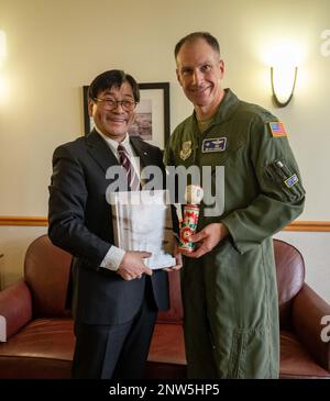 Takamasa Chiba, links, Direktor für Handel, Industrie und Tourismus in der Präfektur Miyagi, Japan, und Oberst Matt Husemann, rechts, 436. Luftwaffenführer, posieren für ein Foto auf dem Luftwaffenstützpunkt Dover, Delaware, 27. Januar 2023. Chiba und Husemann tauschten am Ende des Besuchs der japanischen Delegation bei der AFB in Dover Geschenke aus. Die Stadt Dover ist eine Schwesterstadt mit Iwanuma. Stockfoto