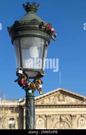 Liebt Vorhängeschlösser, die an einer Straßenlampe vor dem Louvre Museum Paris France befestigt sind Stockfoto