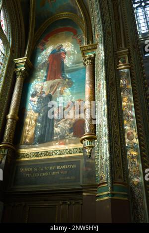 Wandgemälde einer religiösen Szene in den stark verzierten Fensterbögen der Kirche Saint Eustache Paris Frankreich Stockfoto