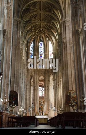 Das Schiff, Der Chor Und Das Gewölbedach Mit Der Keystone Der Kirche Des Heiligen Eustaches, Paris, Frankreich Stockfoto