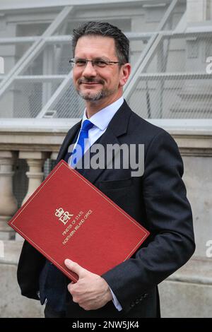 London, Großbritannien. 28. Februar 2023. Steve Baker, Abgeordneter, Staatsminister für Nordirland und ehemaliger Vorsitzender der Europäischen Forschungsgruppe (ERG), lächelt, während er heute vor dem Kabinettsbüro in Westminster mit seinem roten Ministerialordner entlang Whitehall geht. Gestern hatte Baker von seiner Erleichterung gesprochen, dass mit der EU ein neues Abkommen für Nordirland nach dem Brexit geschlossen wurde, und offen beschrieben, wie der Brexit seinen psychischen Zustand gekostet hatte. Kredit: Imageplotter/Alamy Live News Stockfoto