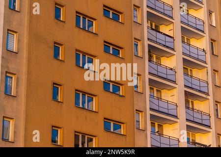 Fassade mit Balkonen in einem Apartmentblock. Flache Mehrfamilienblöcke Stockfoto