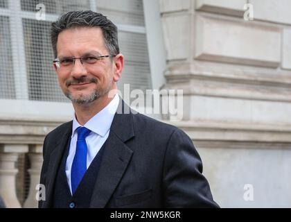 London, Großbritannien. 28. Februar 2023. Steve Baker, Abgeordneter, Staatsminister für Nordirland und ehemaliger Vorsitzender der Europäischen Forschungsgruppe (ERG), lächelt, während er heute vor dem Kabinettsbüro in Westminster mit seinem roten Ministerialordner entlang Whitehall geht. Gestern hatte Baker von seiner Erleichterung gesprochen, dass mit der EU ein neues Abkommen für Nordirland nach dem Brexit geschlossen wurde, und offen beschrieben, wie der Brexit seinen psychischen Zustand gekostet hatte. Kredit: Imageplotter/Alamy Live News Stockfoto