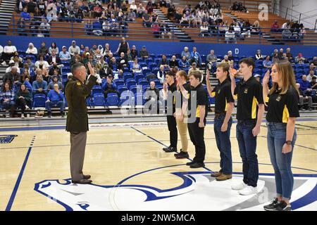 Generalleutnant Daniel L. Karbler, kommandierender General, USA Army Space and Missile Defense Command, vereidigt sechs zukünftige Armeesoldaten während der University of Alabama in Huntsville's Military Appetiation Night beim Basketballspiel Chargers am 21. Januar. Stockfoto