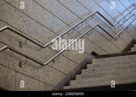 Treppen in einer unterirdischen Fußgängerzone. Unterirdische städtische Infrastruktur für den Fußgängerverkehr Stockfoto