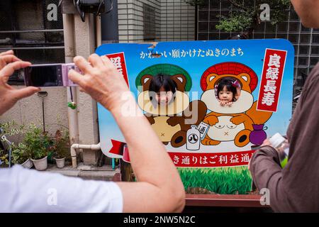 Mutter Fotografieren in Taito Stadt Straße, neben Sensoji Tempel, Asakusa, Tokio, Japan, Asien Stockfoto