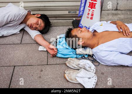 Träger der Mikoshi ruhen, während Sanja Matsuri Festival in Taito Stadt Straße, neben Sensoji Tempel, Asakusa, Tokio, Japan, Asien Stockfoto