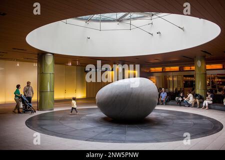 Skulptur mit dem Titel Ishinki von Kan Yasuda. Im Einkaufszentrum Galleria, Tokyo Midtown Komplex in Tokyo Midtown Tower von den Architekten Tadao Ando und J Stockfoto