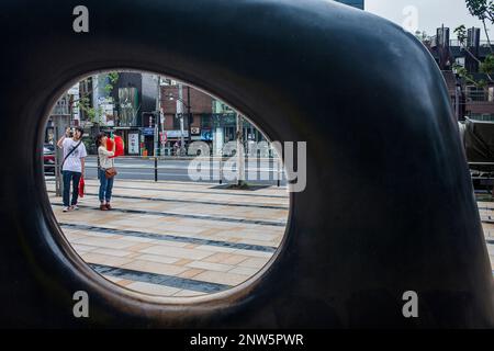 Paar Trog Skulptur Form des Geistes von Kan Yasuda, in Tokyo Midtown, Roppongi, Tokyo, japan Stockfoto