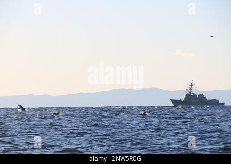 SAGAMI WAN, Japan (24. Januar 2023) USS Howard (DDG 83) führt kleine Boote vor der japanischen Küste aus. Howard ist dem Kommandeur zugeteilt, Task Force (CTF) 71/Destroyer Squadron (DESRON) 15, dem größten nach vorn stationierten DESRON der Navy und der Hauptstreitkräfte der US-7.-Flotte. Stockfoto