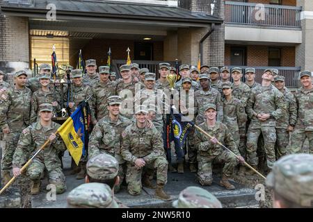 Oberst Anthony Marante, Befehlshaber der 6. Brigade Army ROTC, posiert am 28. Januar in Fort Benning, Georgia, bei den Ranger Challenge Teams der University of Central Florida und der Embry Riddle Aeronautical University Diese beiden Teams werden die Titan Brigade beim Sandhurst Military Skills Competition vertreten, der von den USA veranstaltet wird Militärakademie in West Point im April. | Foto: Sarah Windmueller, USA Militärkadett-Kommando Öffentliche Angelegenheiten Stockfoto