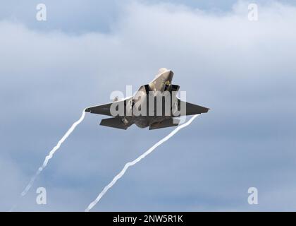 Eine F-35A Lightning II, die dem 134. Kampfgeschwader des 158. Kampfflügels der Vermont Air National Guard zugeteilt ist, startet für eine Trainingsmission während der Übung im Januar von der Vermont Air National Guard Base, South Burlington, Vermont, 6. Januar 2022. Die Piloten fliegen regelmäßig, um ihre Fähigkeiten zu verbessern und die USA zu erhalten Anforderungen und Fähigkeiten der Luftwaffe und des Hauptkommandos. Stockfoto