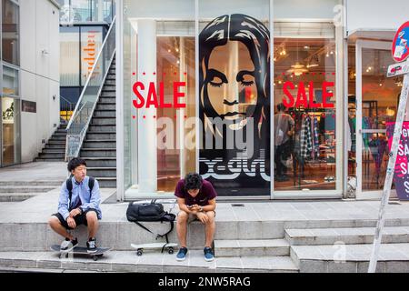 Straßenszene in der Cat Street, in der Nähe von Takeshita dori. Omotesando. Tokio, Japan, Asien Stockfoto