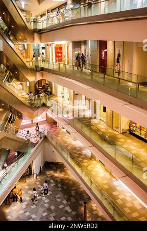 Innere der Omotesando Hills, Shopping-Mall von Tadao Ando in Omotesando Straße entworfen. Tokyo. Japan. Stockfoto