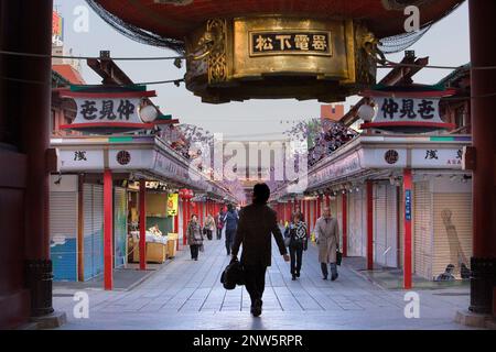 Senso-Ji Tempel, Nakamise Dori Straße, Asakusa Bezirk, Tokyo, Tokio, Japan, Asien Stockfoto