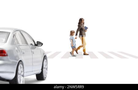 Auto fährt auf einen Fußgängerübergang zu und Frau läuft mit einem kleinen Mädchen isoliert auf weißem Hintergrund Stockfoto
