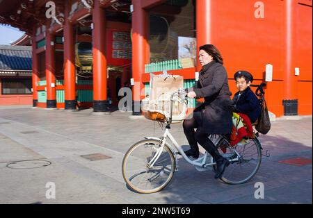 Mutter und Kind Radfahren zur Senso-Ji-Tempel, im Hintergrund Hozo-Mo Tor, Asakusa Bezirk, Tokio, Japan, Asien Schule, Stockfoto