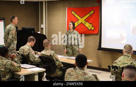 Staff Sgt. Elena Bryan, Alpha Battery, 1. Bataillon, 78. Feldartillerie, ist die erste Frau, die eine zertifizierte Ausbilderin für Feldartillerie ist. Bryan stellt Soldaten Fragen während des Advanced Individual Training in Fort Sill. Stockfoto