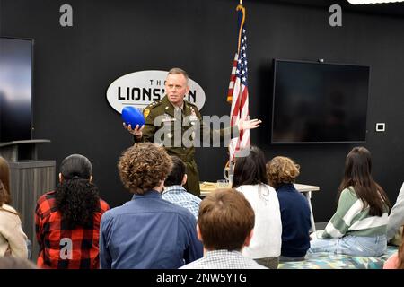 Generalleutnant Daniel Karbler, kommandierender General, USA Army Space and Missile Defense Command, verwendet ein Fußballbeispiel, um die Grenzen eines Ehrencodes zu überschreiten, während einer Präsentation vor 70 Schülern der achten Klasse an der Mountain View Middle School in Mendham, New Jersey, am 13. Februar. Stockfoto