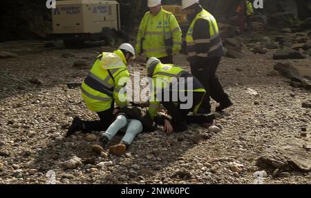 Strandprotester wurde von der Sicherheitsabteilung am Cornish Beach UK geschleppt Stockfoto