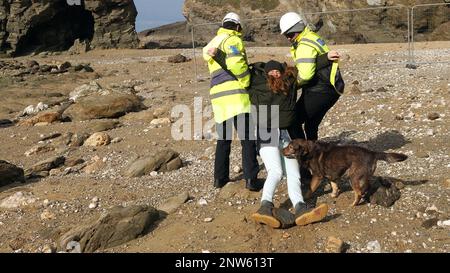 Strandprotester wurde von der Sicherheitsabteilung am Cornish Beach UK geschleppt Stockfoto