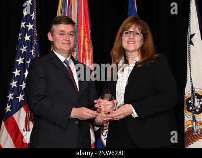 Teresa Horning, rechts, erhält ihren „Acquisition Career Support Professional of the Year“-Preis vom ehrenwerten Douglas R. Bush, Left, Assistant Secretary of the Army for Acquisition, Logistics and Technology. Stockfoto