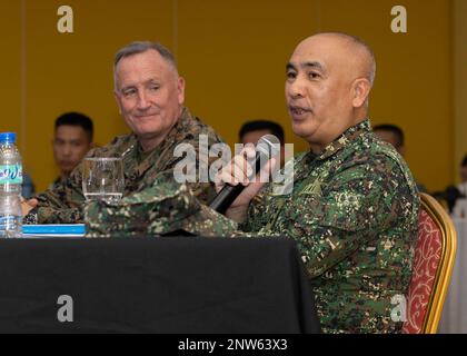 Charlton Sean M. Gaerlan, Kommandant des Philippinen Marine Corps (PMC), hält die Schlussbemerkungen während der Mitarbeitergespräche von PMC-MARFORPAC im Citystate Asturias Hotel in Puerto Princesa, Palawan, Philippinen, am 10. Februar 2023. Die Mitarbeitergespräche zwischen dem MARFORPAC und dem philippinischen Marinekorps sollen die Beziehungen zwischen dem MARFORPAC und dem philippinischen Marinekorps stärken, indem sie die Möglichkeit bieten, Ziele und Ziele aufeinander abzustimmen und im Rahmen bilateraler Gespräche und Engagements an gemeinsamen Interessen zusammenzuarbeiten. Stockfoto