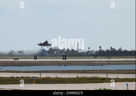 Ein F-35A Lightning II mit dem 60. Kampfgeschwader, 33. Kampfflügel, startet von der Naval Air Station Key West, Florida, 13. Februar 2023. Der offene Luftraum und die optimalen Wetterbedingungen in NAS Key West ermöglichen es Piloten mit der 60. Kampfgeschwader, Luftsprünge innerhalb von Minuten nach dem Start zu nutzen und die Frühlingsnebelverzögerungen zu vermeiden, die das Training auf der Heimatstation beeinträchtigen. Stockfoto