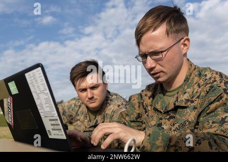 USA Marinekorps Lance CPL. Clayton Fordham, links, und CPL. Christopher Hill, rechts, beide Geheimdienste, Überwachungs- und Aufklärungssysteme Ingenieure des 3. Nachrichtenbataillons, III Marine Expeditionary Force Information Group, programmieren einen High Bandwidth Special Intelligence-Palletized Terminal Satellite zur Vorbereitung auf die Übung Azure Dragon in Camp Courtney, Okinawa, Japan, 10. Januar 2023. Azure Dragon ist eine von III MEF durchgeführte Übung, um Kriegsspielszenarien zu besprechen und zu planen. III MIG fungiert als Vorhut der III MEF und ist in den Informationen der Region Indo-Pazifik tätig Stockfoto