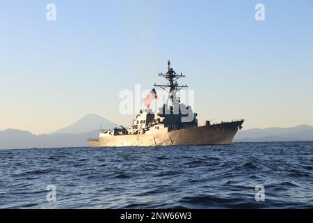 SAGAMI WAN, Japan (24. Januar 2023) USS Howard (DDG 83) führt kleine Boote vor der japanischen Küste aus. Howard ist dem Kommandeur zugeteilt, Task Force (CTF) 71/Destroyer Squadron (DESRON) 15, dem größten vorwärts stationierten DESRON der Navy und der Hauptstreitkräfte der US-7.-Flotte. Stockfoto