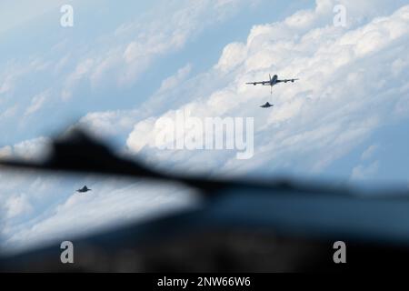 USA Marinekorps F-35B Lightning IIS zugewiesen zu Marine Fighter Attack Squadron 242 von Marine Corps Air Station Iwakuni, Anflug auf eine US Luftwaffe KC-135 Stratotanker wurde der 909. Luftauftankschwadron zugeteilt, um Treibstoff über dem Pazifik zu erhalten, am 19. Januar 2023. Der KC-135 bietet globale Möglichkeiten zum Betanken aus der Luft, um Joint- und Koalitionsflugzeuge im gesamten Indo-Pazifik-Raum zu unterstützen. Stockfoto