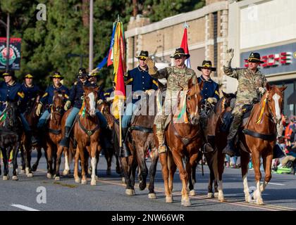Mit der Einführung des neuen Jahres hatte die 1. Kavallerieeinheit Pferdekavallerie (HCD) unter der Leitung von Generalleutnant John B. Richardson IV, 1. Kavalleriedivision kommandierender General, und Kommandosgt Major Shade Munday, 1. Kavallerieführer, das Privileg, an der 134. Jährlichen Rosenparade teilzunehmen. Dieses legendäre Ereignis, das von Millionen von Menschen gesehen wird, umfasst Weltklasse-Ausstellungen dekorierter Wagen und professionelle Darbietungen auf einer Strecke von 5 ½ entlang des Colorado Blvd. In Pasadena, Kalifornien Diese Veranstaltung geht auf das Jahr 1890 mit dem Turnier der Rosen zurück. Viele der Paradeteilnehmer haben eine lange Geschichte Stockfoto