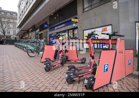 Birmingham, 28. Februar 2023 - Elektrische VOI-Roller im Stadtzentrum von Birmingham. - VOI Scooter, die einzige Mietwagenfirma in Birmingham, wird ihren Betrieb am Dienstag, den 28. Februar, um 11pm Uhr einstellen. Die Elektroroller waren in Englands zweiter Stadt bereits dünn auf dem Boden, nachdem das Unternehmen sagte, sie würden die Fahrzeuge in den nächsten Wochen entfernen. Das Unternehmen mietete Motorroller für einen Testzeitraum, hat sich jedoch entschieden, den Vertrag nicht fortzusetzen, und kein anderes Unternehmen hat die freie Stelle besetzt. Trotz der Anrufe von den lokalen Behörden sind die Leute hier Stockfoto