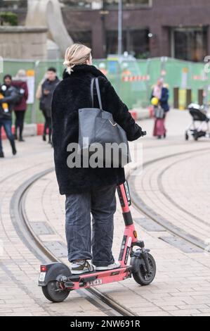 Birmingham, 28. Februar 2023 - Eine Frau fährt am letzten Tag vor Einstellung des Betriebs legal einen VOI-Elektroroller. - VOI Scooter, die einzige Mietwagenfirma in Birmingham, wird ihren Betrieb am Dienstag, den 28. Februar, um 11pm Uhr einstellen. Die Elektroroller waren in Englands zweiter Stadt bereits dünn auf dem Boden, nachdem das Unternehmen sagte, sie würden die Fahrzeuge in den nächsten Wochen entfernen. Das Unternehmen mietete Motorroller für einen Testzeitraum, hat sich jedoch entschieden, den Vertrag nicht fortzusetzen, und kein anderes Unternehmen hat die freie Stelle besetzt. Abst Stockfoto