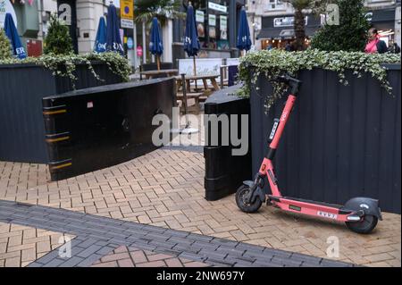 Birmingham, 28. Februar 2023 - VOI Scooter, die einzige Mietwagenfirma in Birmingham, wird ihren Betrieb am Dienstag, den 28. Februar, um 11pm Uhr einstellen. Die Elektroroller waren in Englands zweiter Stadt bereits dünn auf dem Boden, nachdem das Unternehmen sagte, sie würden die Fahrzeuge in den nächsten Wochen entfernen. Das Unternehmen mietete Motorroller für einen Testzeitraum, hat sich jedoch entschieden, den Vertrag nicht fortzusetzen, und kein anderes Unternehmen hat die freie Stelle besetzt. Trotz der Aufrufe von Kommunalbehörden setzen die Menschen nun private Motorroller ein, die eine strafrechtliche Verfolgung riskieren Stockfoto