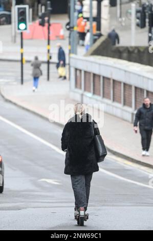 Birmingham, 28. Februar 2023 - Eine Frau fährt am letzten Tag vor Einstellung des Betriebs legal einen VOI-Elektroroller. - VOI Scooter, die einzige Mietwagenfirma in Birmingham, wird ihren Betrieb am Dienstag, den 28. Februar, um 11pm Uhr einstellen. Die Elektroroller waren in Englands zweiter Stadt bereits dünn auf dem Boden, nachdem das Unternehmen sagte, sie würden die Fahrzeuge in den nächsten Wochen entfernen. Das Unternehmen mietete Motorroller für einen Testzeitraum, hat sich jedoch entschieden, den Vertrag nicht fortzusetzen, und kein anderes Unternehmen hat die freie Stelle besetzt. Abst Stockfoto