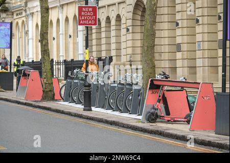 Birmingham, 28. Februar 2023 - Elektrische VOI-Roller im Stadtzentrum von Birmingham. - VOI Scooter, die einzige Mietwagenfirma in Birmingham, wird ihren Betrieb am Dienstag, den 28. Februar, um 11pm Uhr einstellen. Die Elektroroller waren in Englands zweiter Stadt bereits dünn auf dem Boden, nachdem das Unternehmen sagte, sie würden die Fahrzeuge in den nächsten Wochen entfernen. Das Unternehmen mietete Motorroller für einen Testzeitraum, hat sich jedoch entschieden, den Vertrag nicht fortzusetzen, und kein anderes Unternehmen hat die freie Stelle besetzt. Trotz der Anrufe von den lokalen Behörden sind die Leute hier Stockfoto