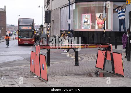 Birmingham, 28. Februar 2023 - ein leerer Parkplatz für VOI Electric Scooter im Stadtzentrum von Birmingham. - VOI Scooter, die einzige Mietwagenfirma in Birmingham, wird ihren Betrieb am Dienstag, den 28. Februar, um 11pm Uhr einstellen. Die Elektroroller waren in Englands zweiter Stadt bereits dünn auf dem Boden, nachdem das Unternehmen sagte, sie würden die Fahrzeuge in den nächsten Wochen entfernen. Das Unternehmen mietete Motorroller für einen Testzeitraum, hat sich jedoch entschieden, den Vertrag nicht fortzusetzen, und kein anderes Unternehmen hat die freie Stelle besetzt. Trotz der Anrufe der lokalen Autorität Stockfoto