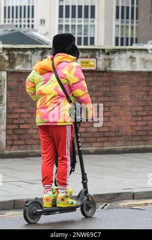 Birmingham, 28. Februar 2023 - Ein Mann, der illegal seinen persönlichen elektrischen Roller im Stadtzentrum von Birmingham fährt - VOI Scooter, die einzige Mietwagenfirma in Birmingham, wird ihren Betrieb am Dienstag, den 28. Februar um 11pm Uhr einstellen. Die Elektroroller waren in Englands zweiter Stadt bereits dünn auf dem Boden, nachdem das Unternehmen sagte, sie würden die Fahrzeuge in den nächsten Wochen entfernen. Das Unternehmen mietete Motorroller für einen Testzeitraum, hat sich jedoch entschieden, den Vertrag nicht fortzusetzen, und kein anderes Unternehmen hat die freie Stelle besetzt. Trotz Anrufen von der Stadt Stockfoto