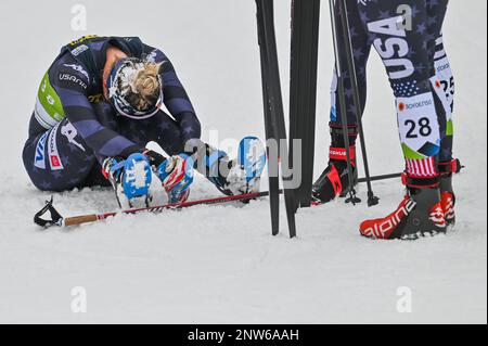 Planica, Slowenien. 28. Februar 2023. Die Amerikanerin Jessie Diggins liegt neben den Teamkollegen, nachdem sie bei den FIS Nordic Ski World Championships 2023 in Planica, Slowenien, das Freistil-Rennen 10-K für Frauen gewonnen hat. John Lazenby/Alamy Live-Nachrichten Stockfoto