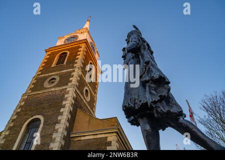 St. Georges Kirche Gravesend und die Statue von Pocahontas bei Sonnenuntergang Stockfoto