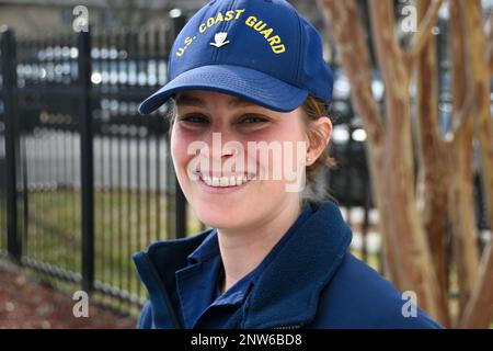 Petty Officer 3. Class Carmen Caver, ein Spezialist für Öffentlichkeitsangelegenheiten, stationiert in Public Affairs Detachment Baltimore, berichtet über Öffentlichkeitsangelegenheiten für die Rede zur Lage der Union 2023 in den USA Capitol in Washington, D.C., am 7. Februar 2023. Die Strafverfolgungsbehörden der Küstenwache aus dem ganzen Land arbeiteten mit den Partnerbehörden auf Bundes-, Landes- und Kommunalebene zusammen, um die Sicherheit im Seeverkehr zu gewährleisten und Sicherheitszonen durchzusetzen, die für den Erfolg des operativen Sicherheitsplans der Veranstaltung von entscheidender Bedeutung sind. Stockfoto