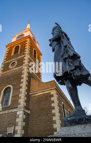 St. Georges Kirche Gravesend und die Statue von Pocahontas bei Sonnenuntergang Stockfoto