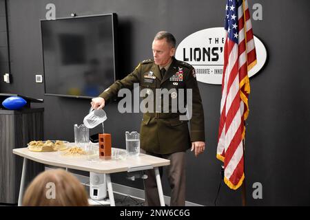 Generalleutnant Daniel Karbler, kommandierender General, USA Army Space and Missile Defense Command (Weltraum- und Raketenabwehrkommando der Armee), gießt Wasser über einen Ziegelstein, um visuell darzustellen, wie der Ehrenkodex einer Person den Prozessen des Lebens standhält. Karbler sprach am 13. Februar mit 70 Schülern der achten Klasse an der Mountain View Middle School in Mendham, New Jersey. Stockfoto