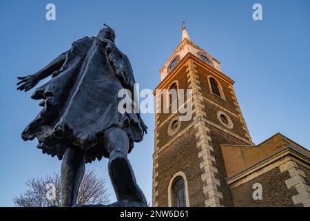 St. Georges Kirche Gravesend und die Statue von Pocahontas bei Sonnenuntergang Stockfoto