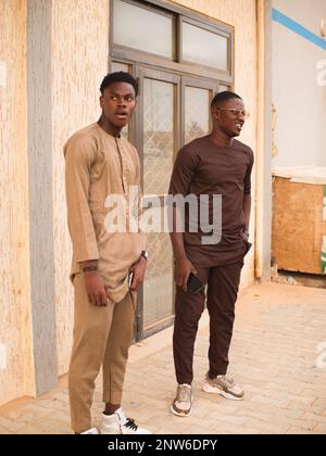 Zwei stilvoll gekleidete junge afrikanische Männer auf der Straße. Stockfoto