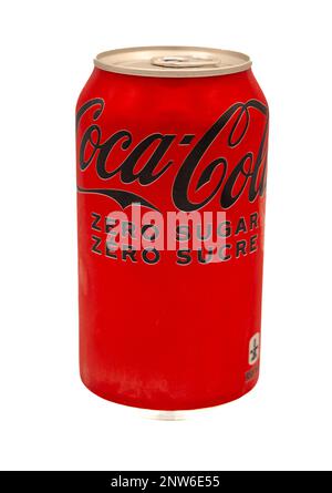New Liskeard, Ontario, Kanada - 27. Februar 2023 : Eine Dose Cola Zero mit dem Etikett in englischer und französischer Sprache auf weißem Hintergrund. Stockfoto