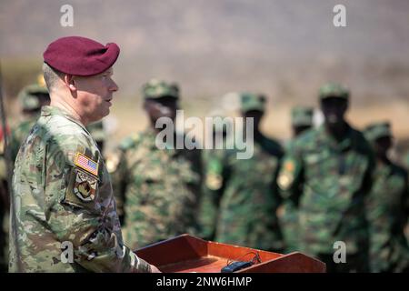 Major General Todd R. Wasmund, Commander der USA Army Southern European Task Force, Africa (SETAF-AF), richtet sich an eine multinationale Truppe, die sich aus Soldaten aus den USA zusammensetzt Armee, kenianische Verteidigungskräfte, Uganda-Volksverteidigungskräfte, Ruanda-Verteidigungskräfte und das Bataillonseinsatzkommando Rapide (B.I.R.) von Dschibuti anlässlich der Abschlusszeremonie des gerechtfertigten Abkommens 2023 in Isiolo Kenia am 23. Februar 2023. Übung gerechtfertigt Accord 23 (JA23) ist eine gemeinsame, multinationale, von SETAF-AF geleitete und von den USA gesponserte Bereitschaftsübung Afrika-Kommando, durchgeführt in Kenia, Dschibuti und Uganda. Stockfoto